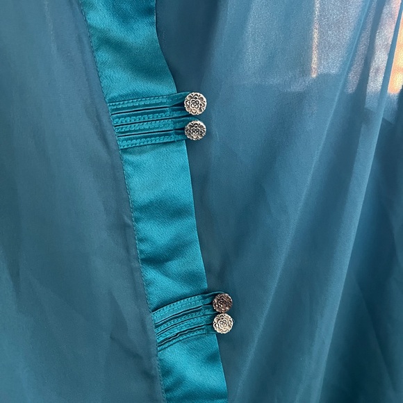 Vintage shirt with gorgeous details, excellent condition. Rich turquoise color - Picture 4 of 4
